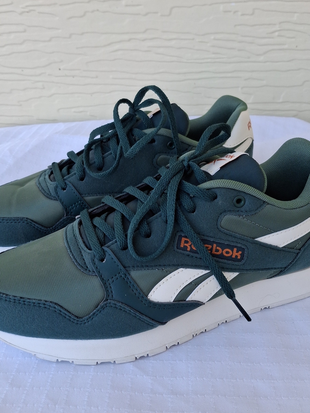 Reebok Classic Womens Green Low-Top Sneakers Size 8